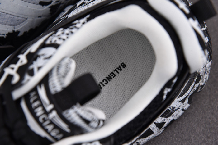 balen track graffiti black