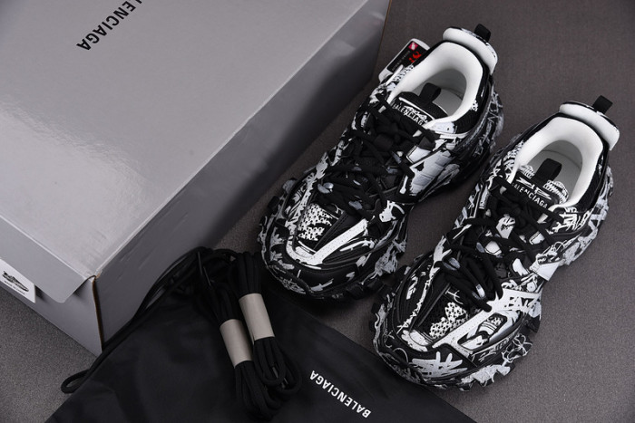 balen track graffiti black
