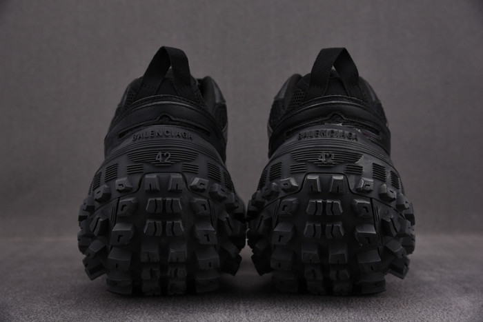 Ba*len*cia*ga defender black