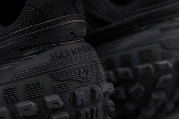 Ba*len*cia*ga defender black